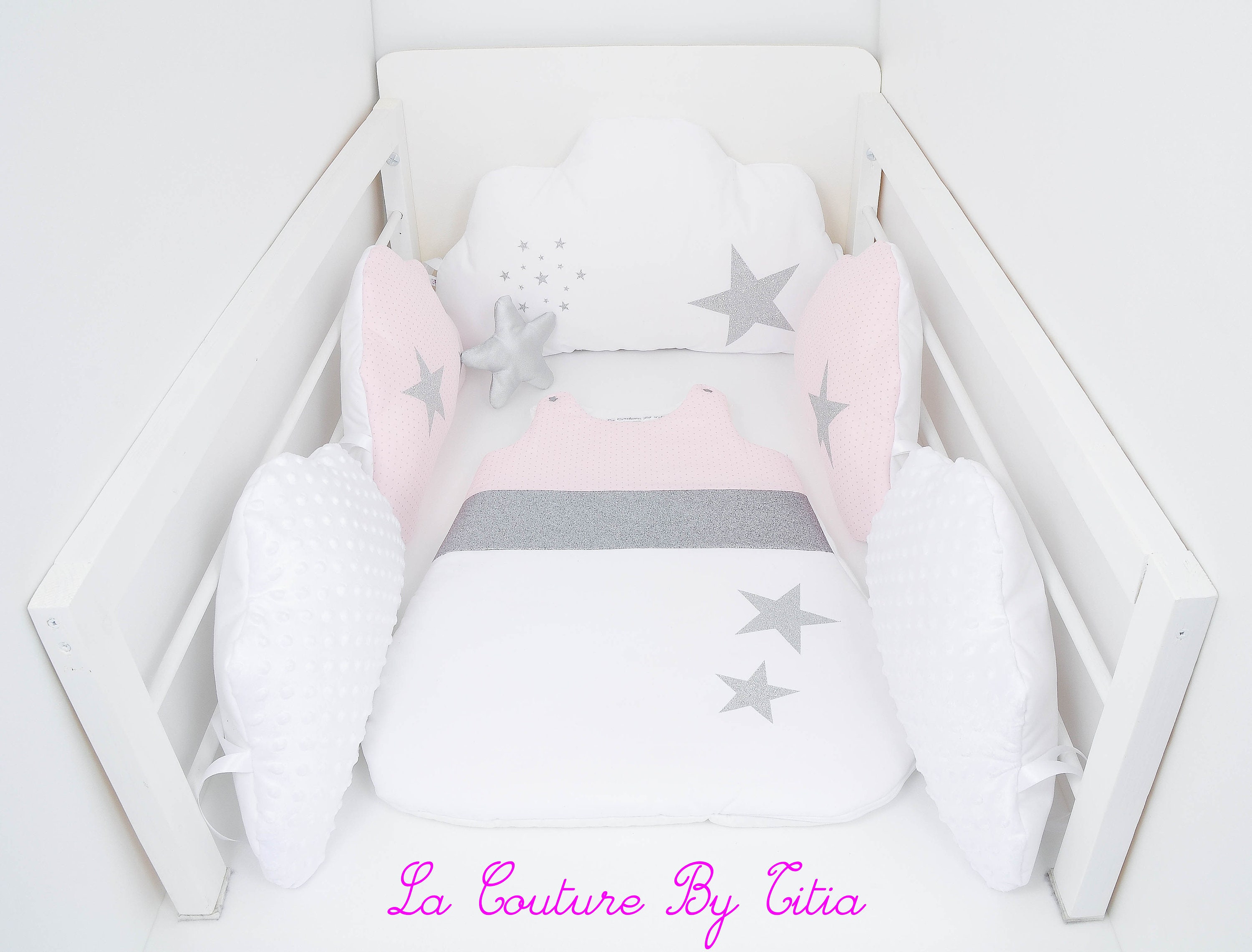 Tour de Lit Nuage Coussins Fait Main Étoiles Argent, Minky Blanc et Rose à Pois Argent @lacouturebyt