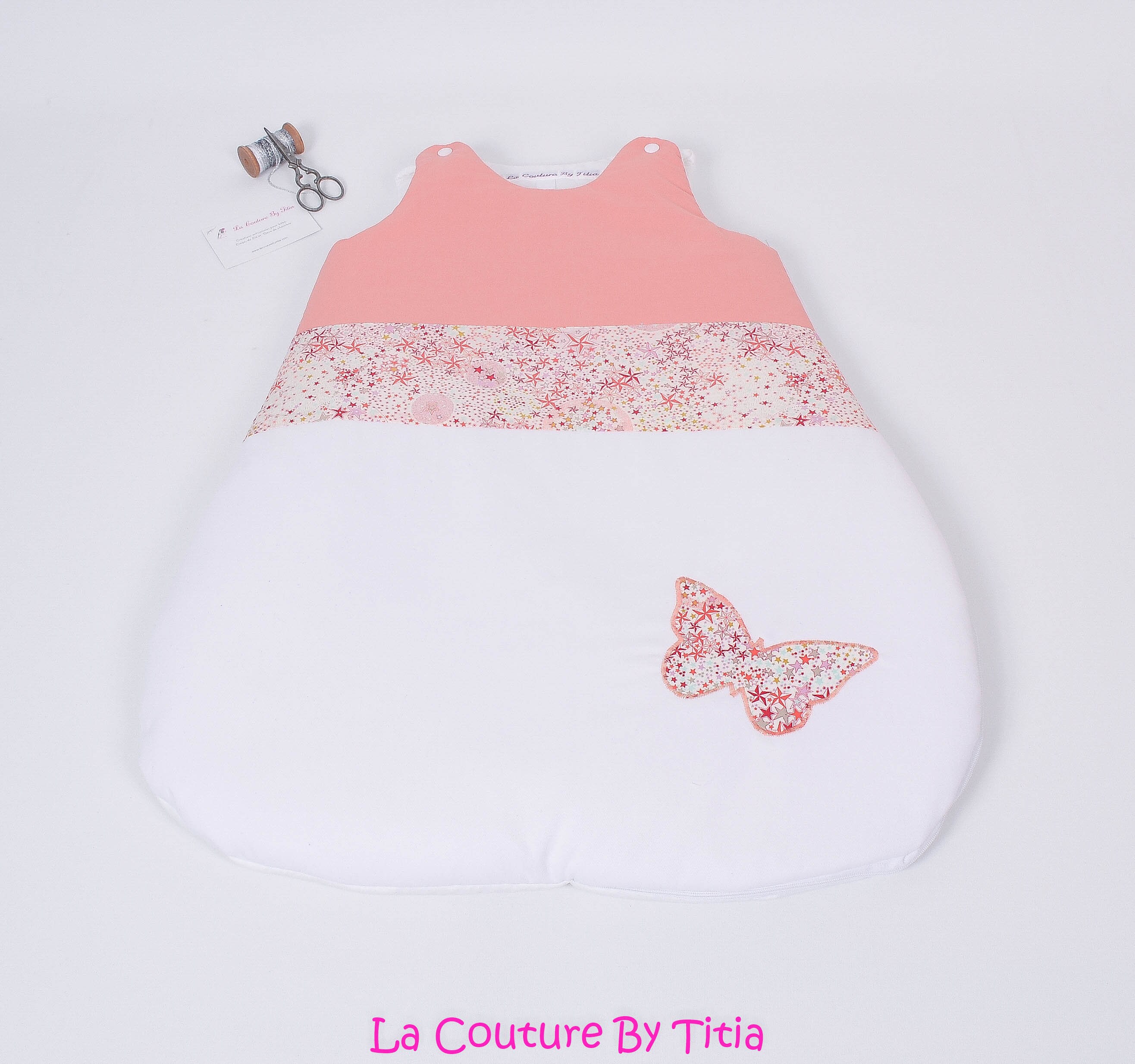 Turbulette Gigoteuse 0 - 6 Mois Fait Main Blanc, Corail et Papillon Liberty Adelajda Corail @lacoutu