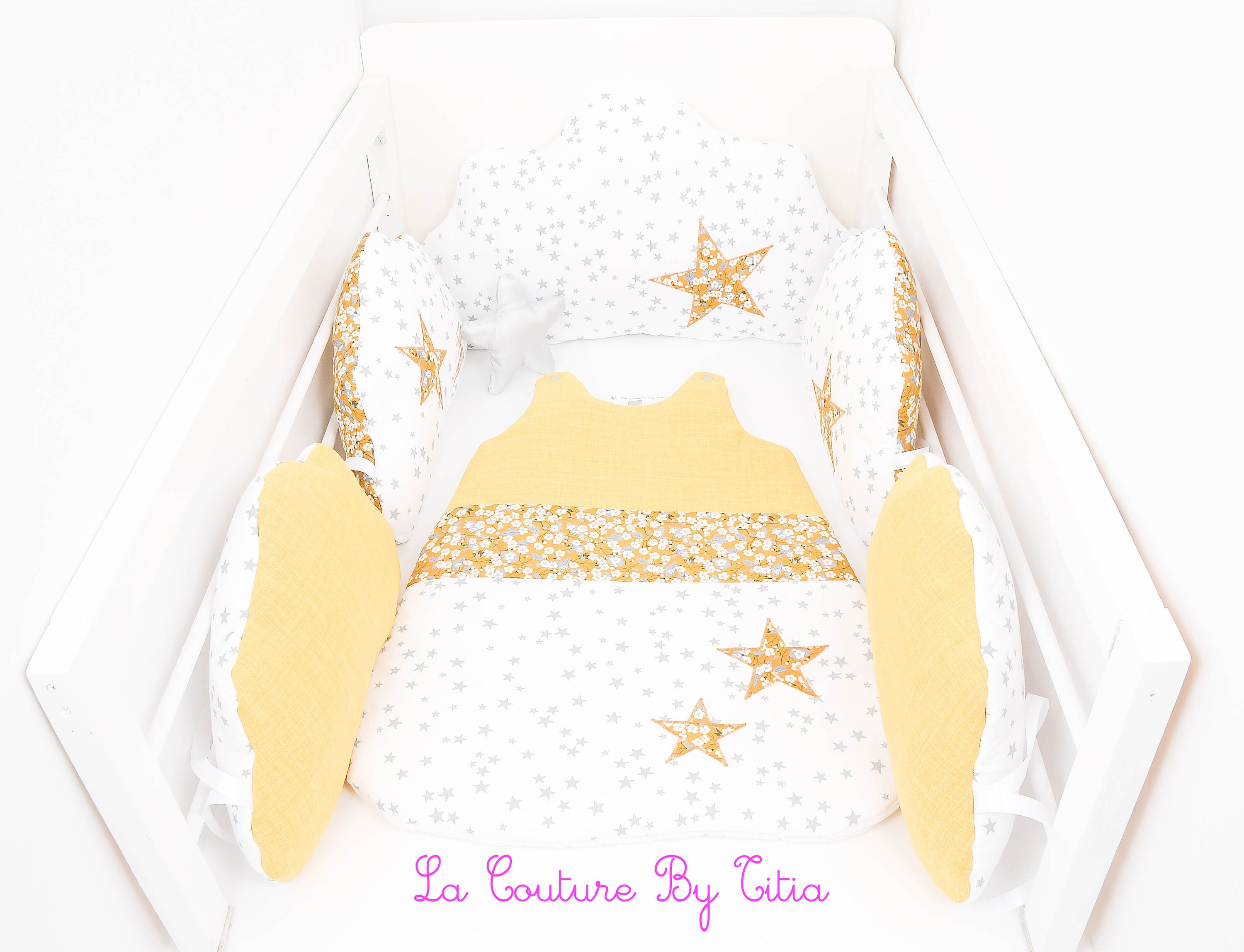 Tour de Lit Nuage Coussins Fait Main Blanc Étoiles Gris et Liberty Betsy Moutarde @lacouturebytitia