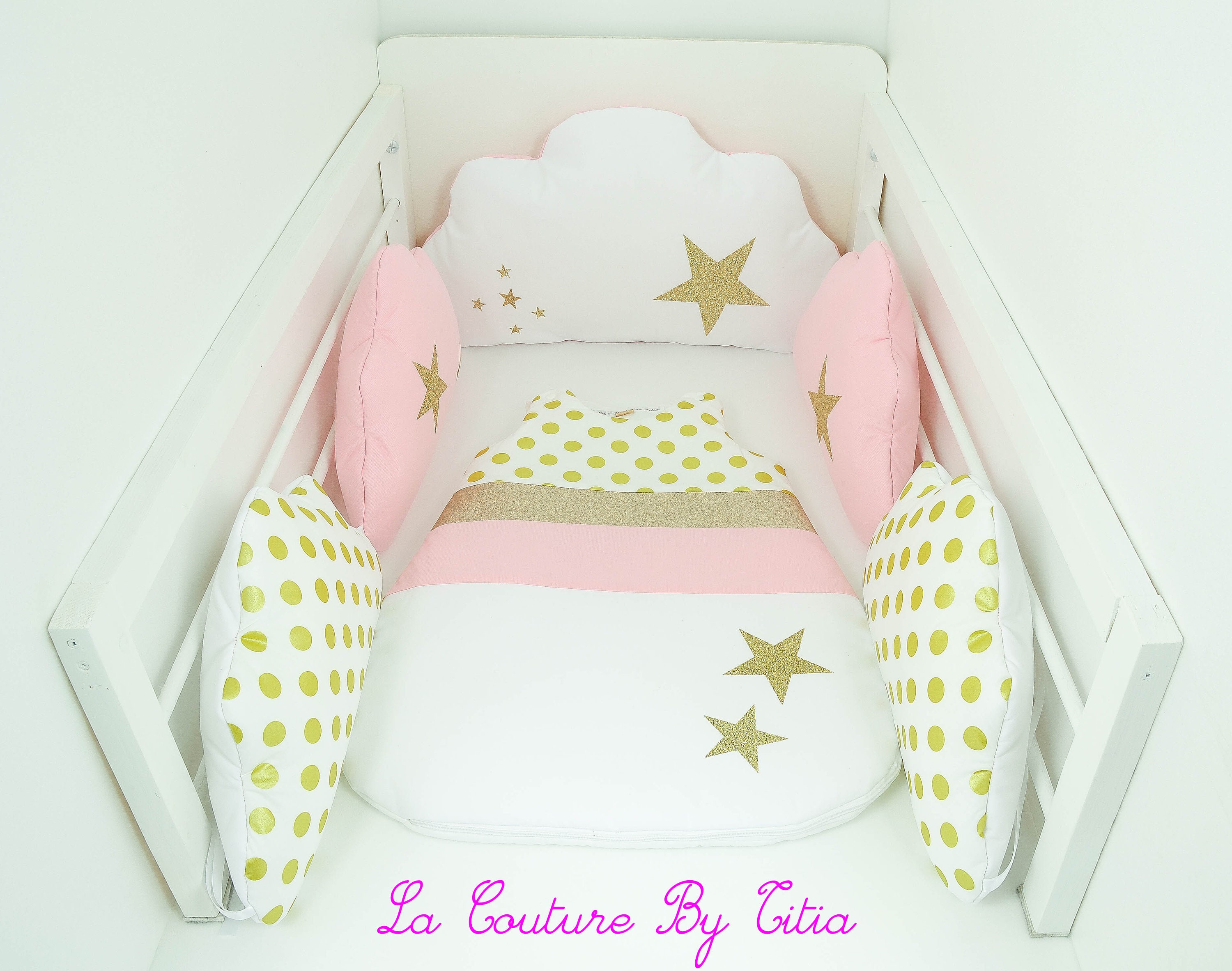 Tour de Lit Nuage Coussins Rose Poudré, Blanc Pois Or et Étoiles Dorées @lacouturebytitia