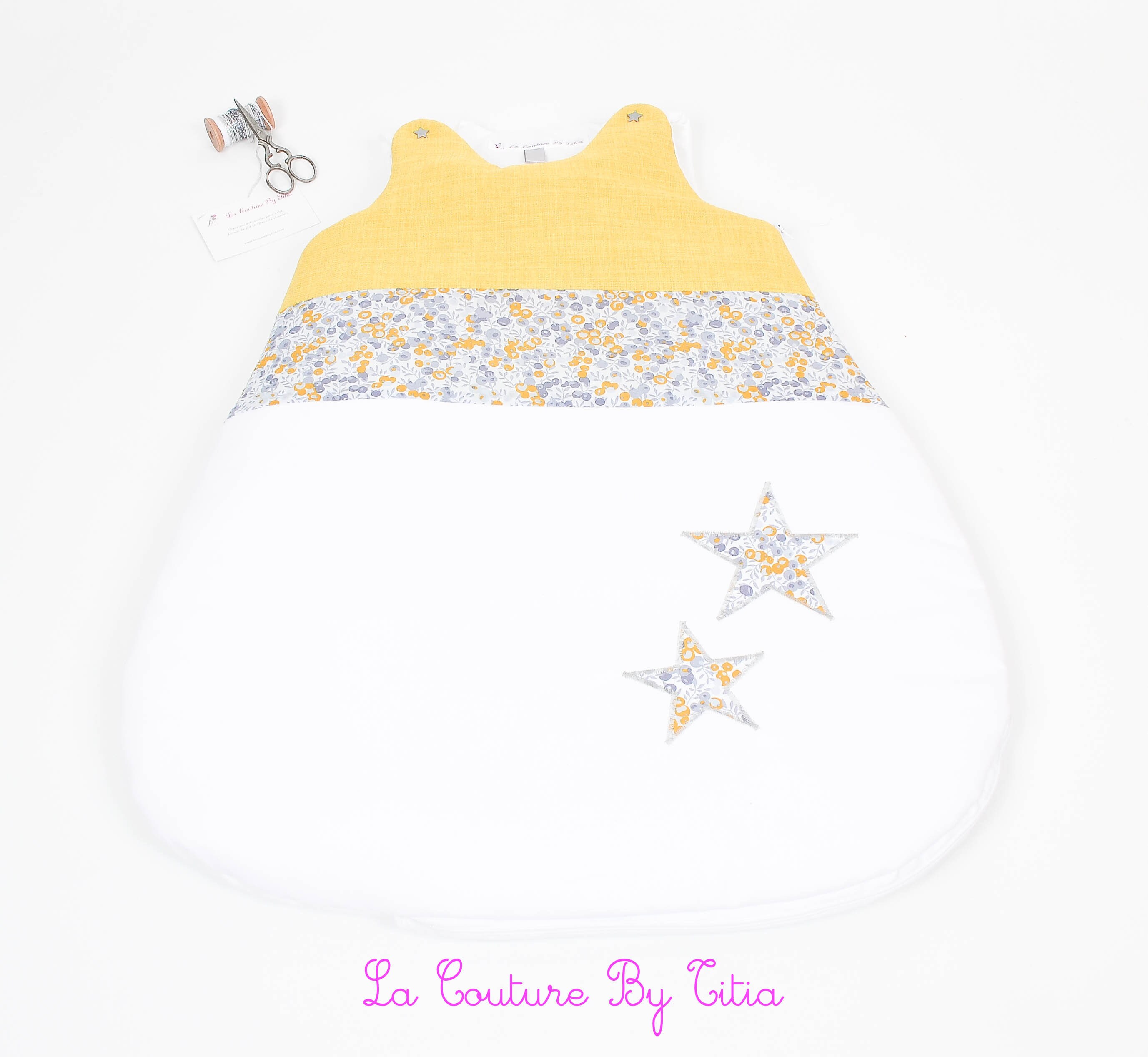 Turbulette Gigoteuse 0 - 6 Mois Fait Main Blanc, Moutarde et Étoiles Liberty Wiltshire Gris Jaune @l