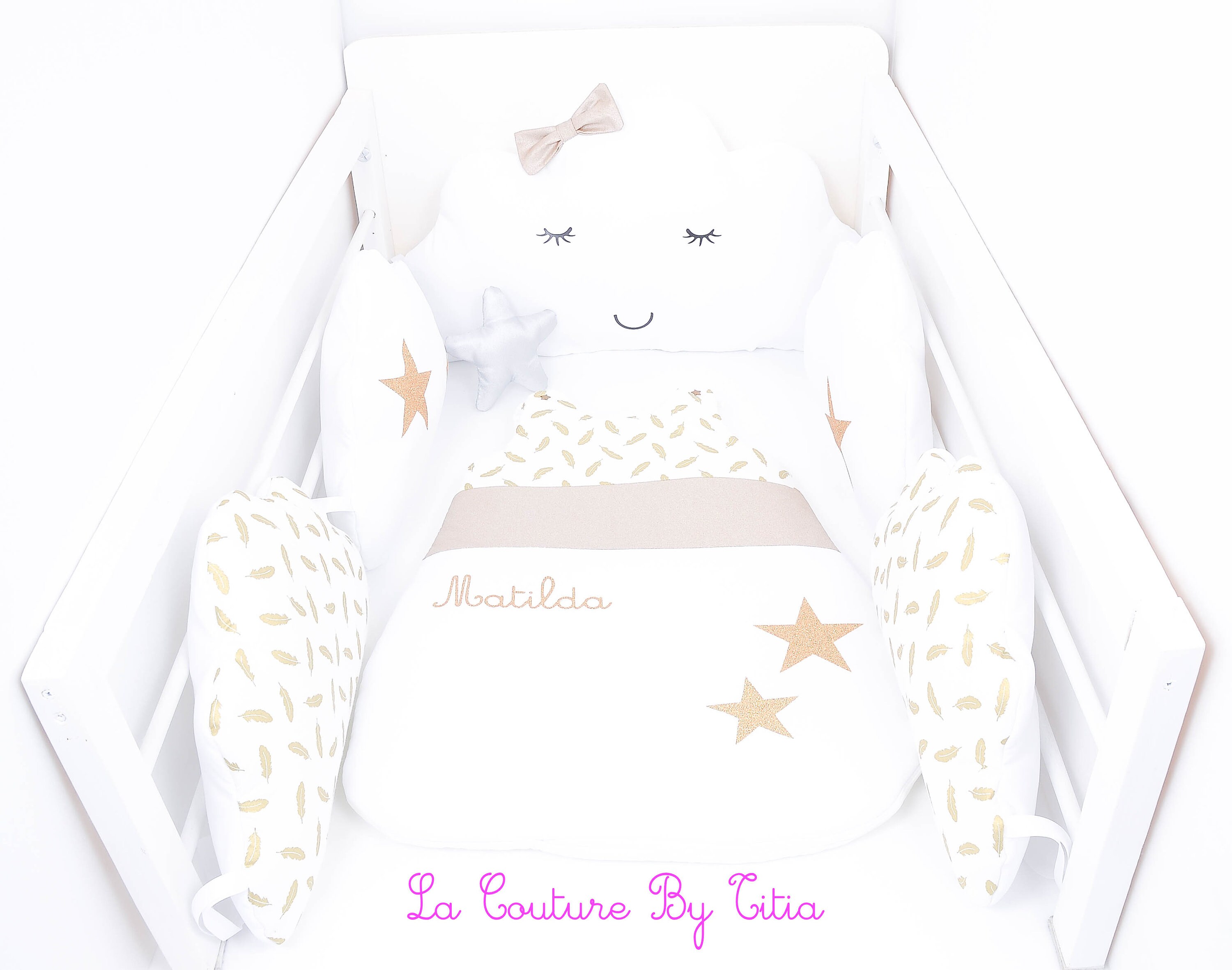 Tour de Lit Nuage Coussins Fait Main Blanc Plumes Or et Étoiles Dorées @lacouturebytitia