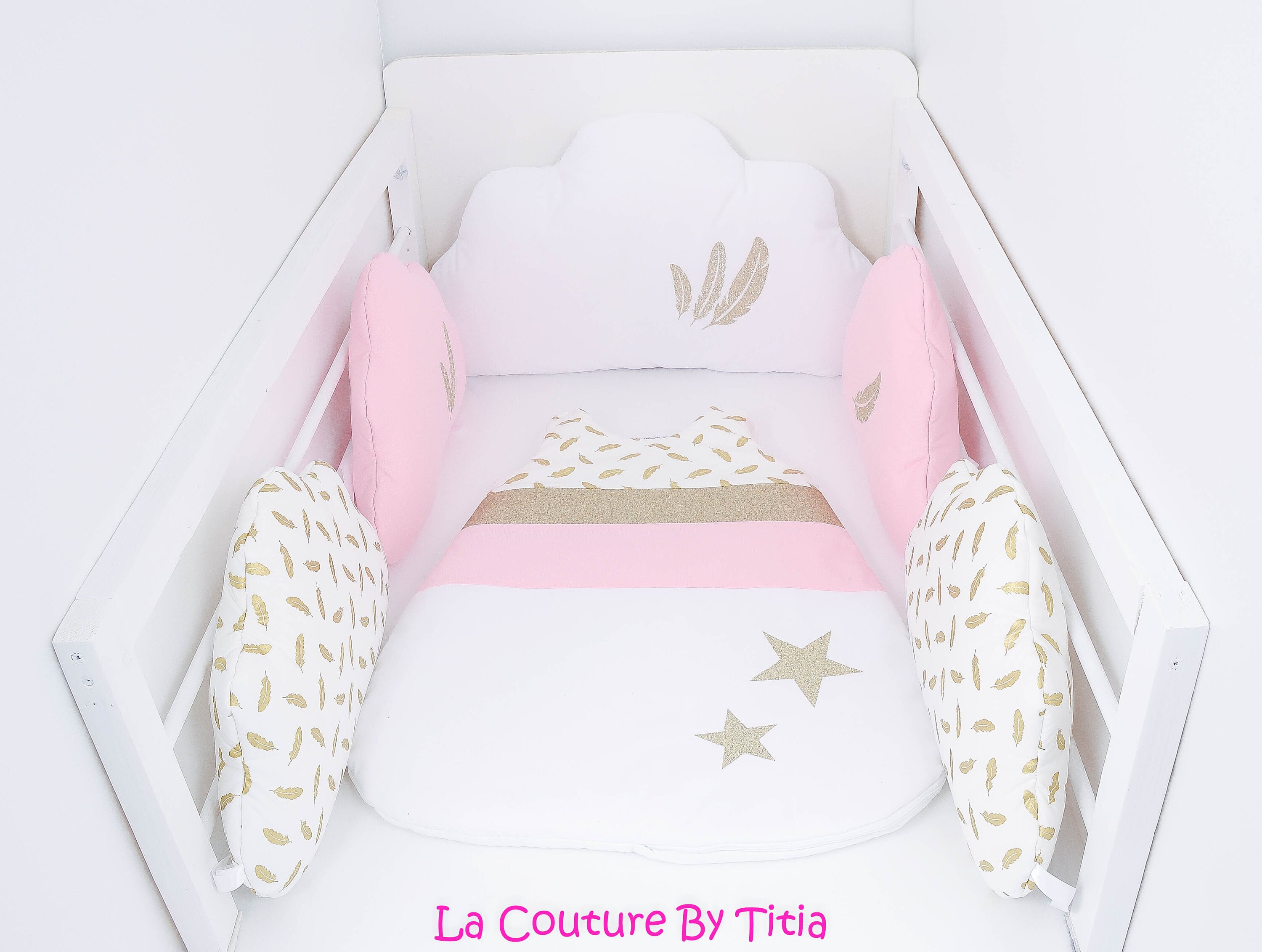 Tour de Lit Nuage Coussins Fait Main Étoiles Rose, Blanc Plumes Or et Dorées @lacouturebytitia