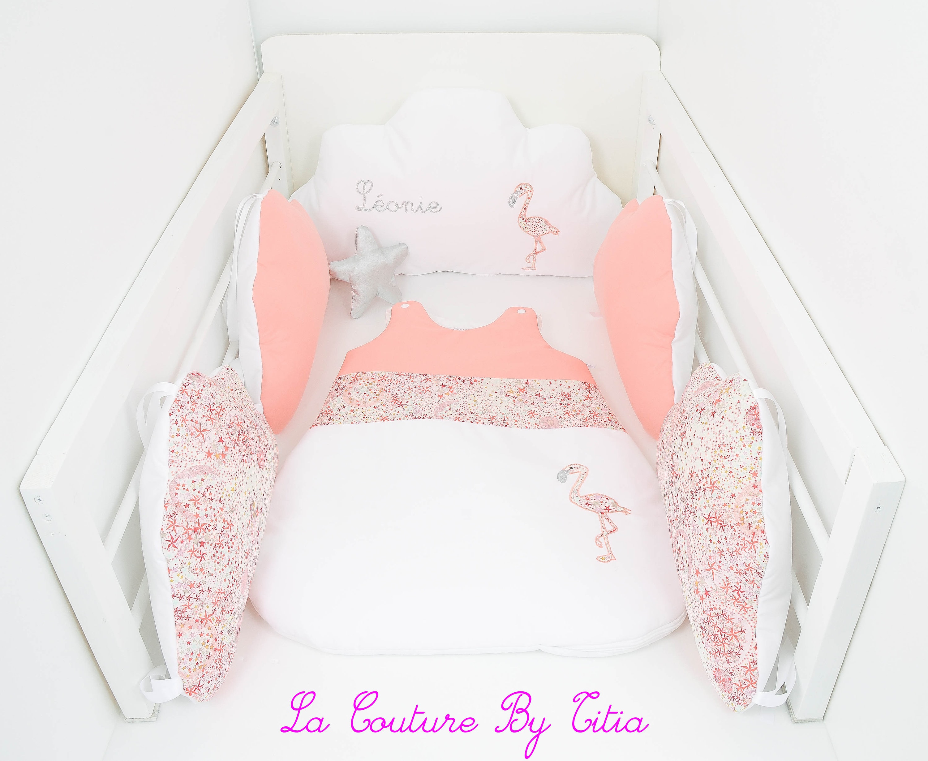 Tour de Lit Nuage Coussins Fait Main Blanc, Corail et Flamant Rose Liberty Adelajda @lacouturebytiti