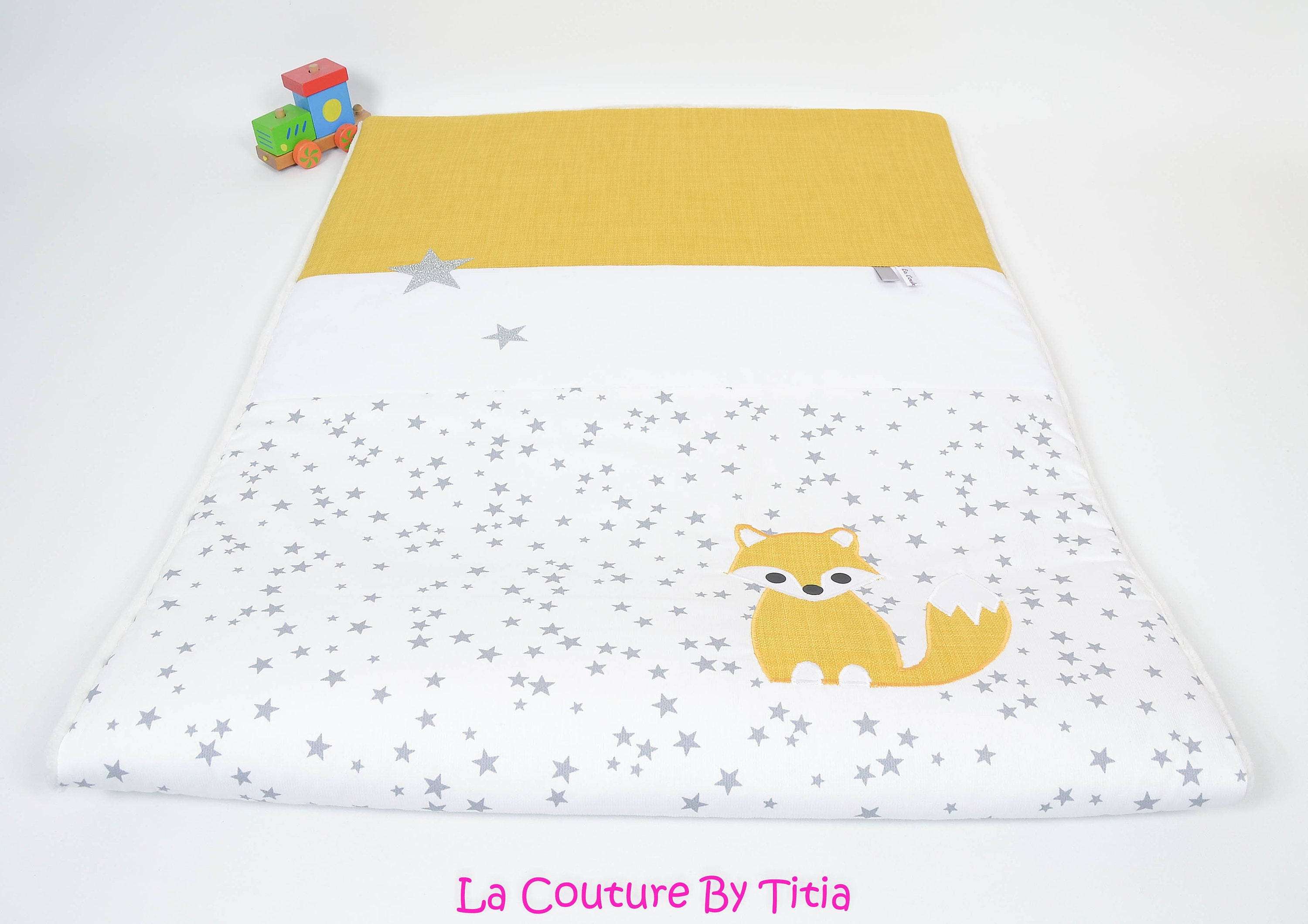 Couverture Plaid Bébé Personnalisable Fait Main Blanc Étoiles Gris et Renard Moutarde @lacouturebyti