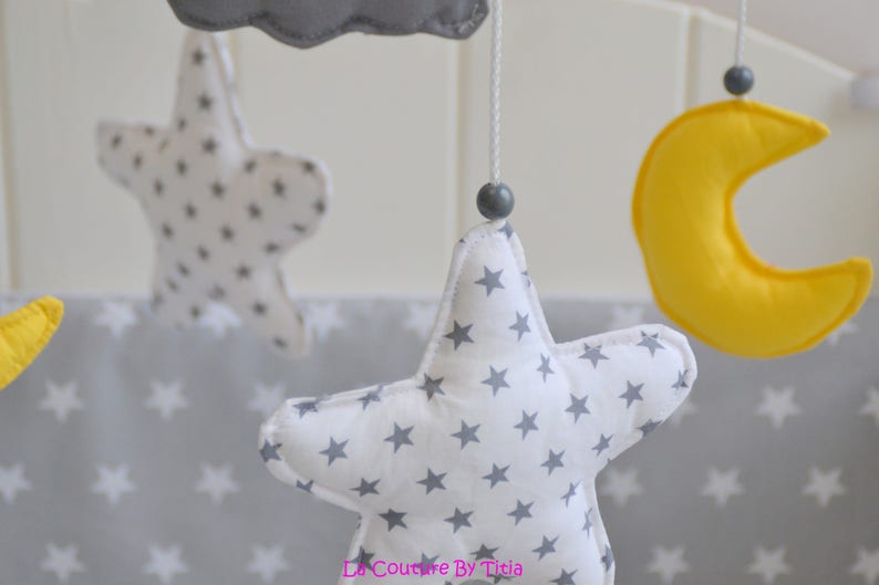 Handgefertigtes Baby-Mobile mit Musik und Sternen, Mond und grauer und gelber Wolke lacouturebytitia Bild 2