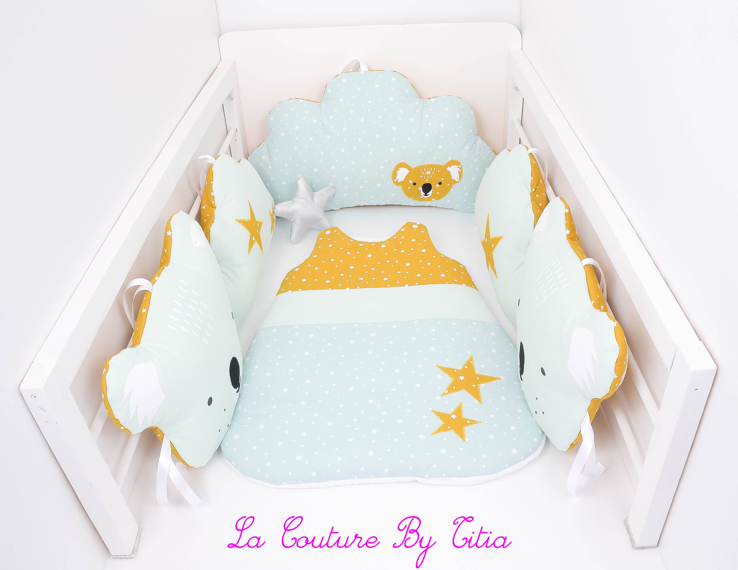Tour de Lit Nuage Coussins Koala Étoiles Vert Menthe et Jaune Moutarde @lacouturebytitia