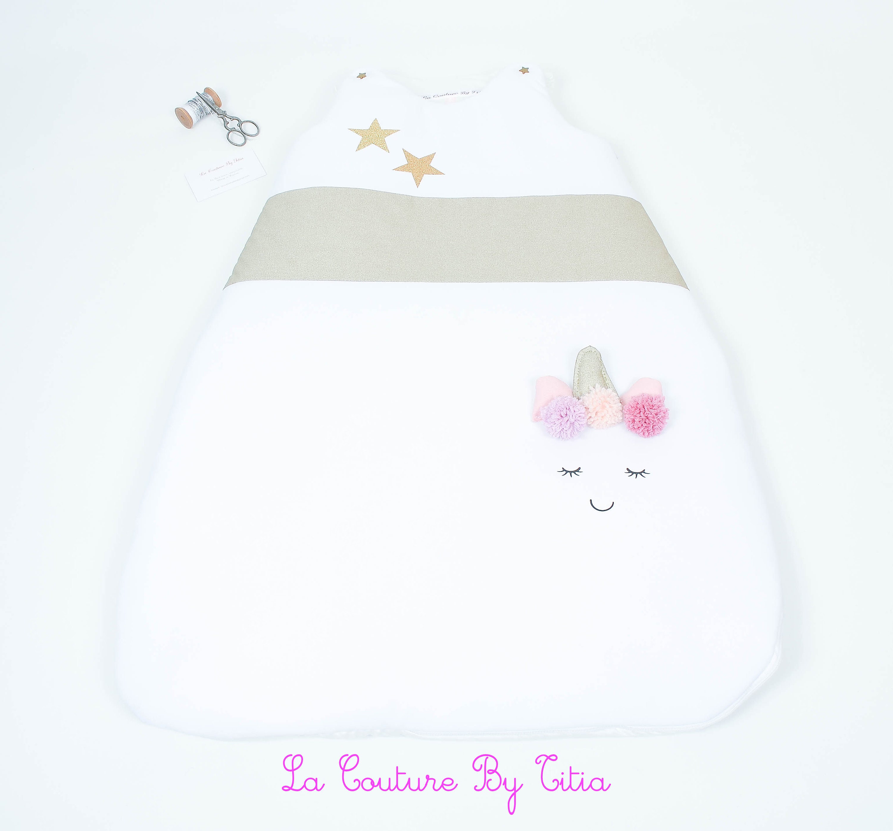 Turbulette Gigoteuse 0 - 6 Mois Fait Main Blanc Étoiles Or et Licorne 3D avec Pompons Rose @lacoutur