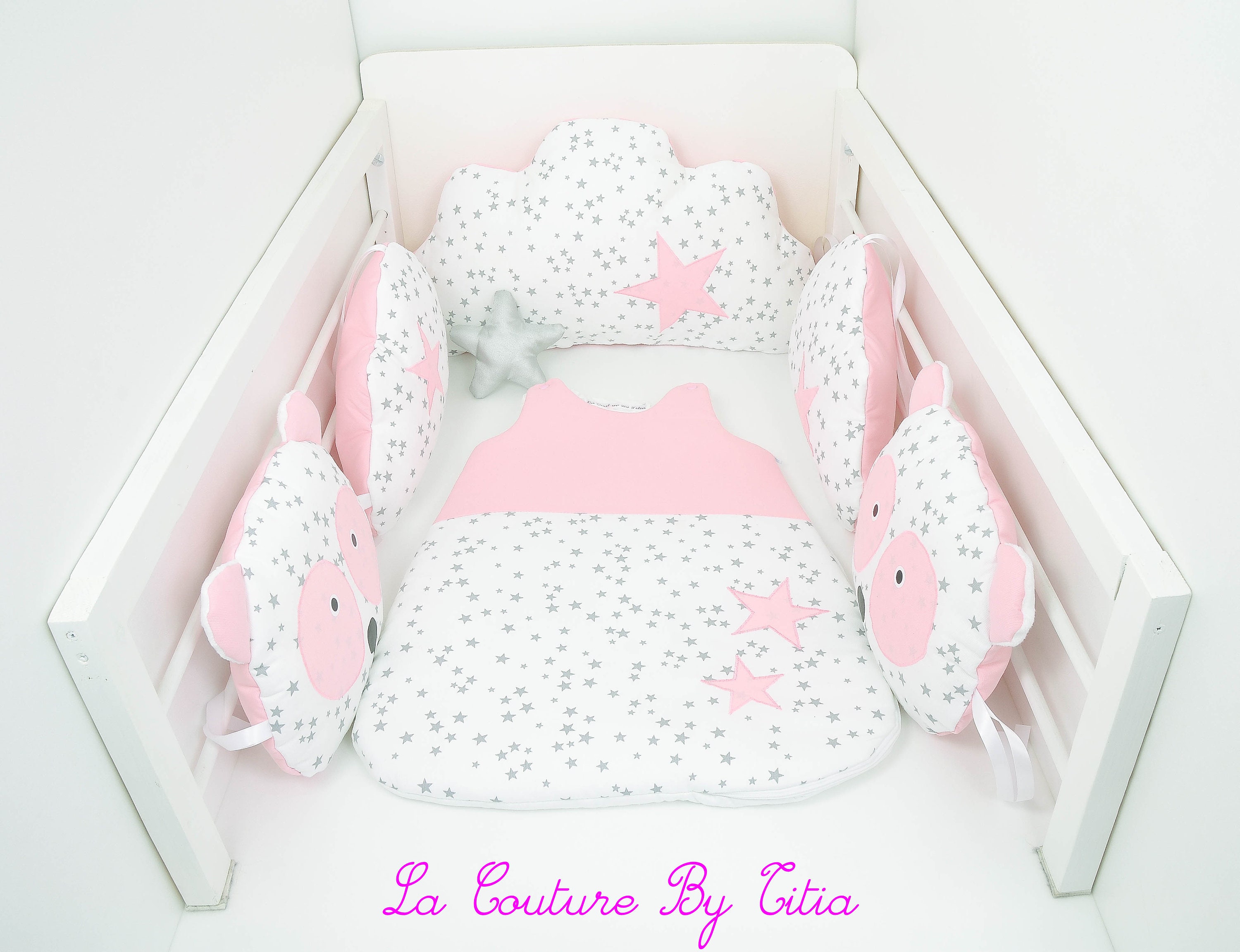 Tour de Lit Nuage Coussins Panda Blanc Étoiles Gris et Rose @lacouturebytitia