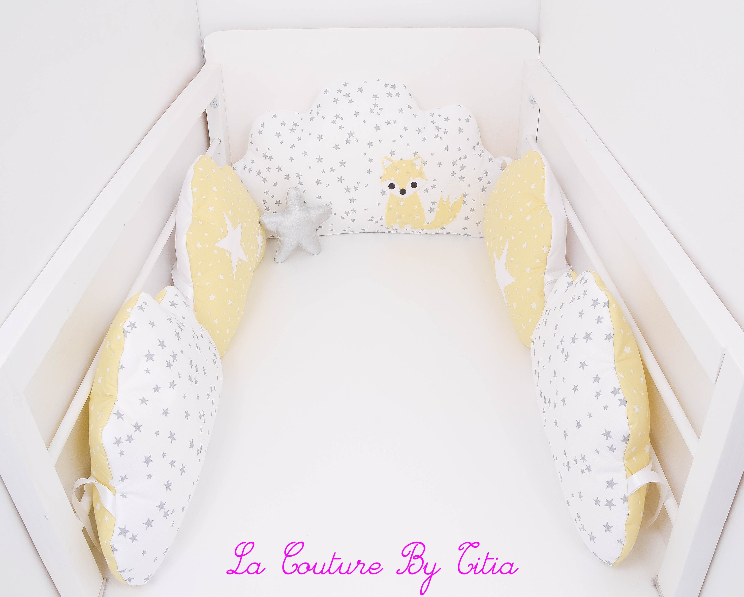 Tour de Lit Nuage Coussins Fait Main Blanc Étoiles Gris, et Renard Jaune Pâle @lacouturebytitia