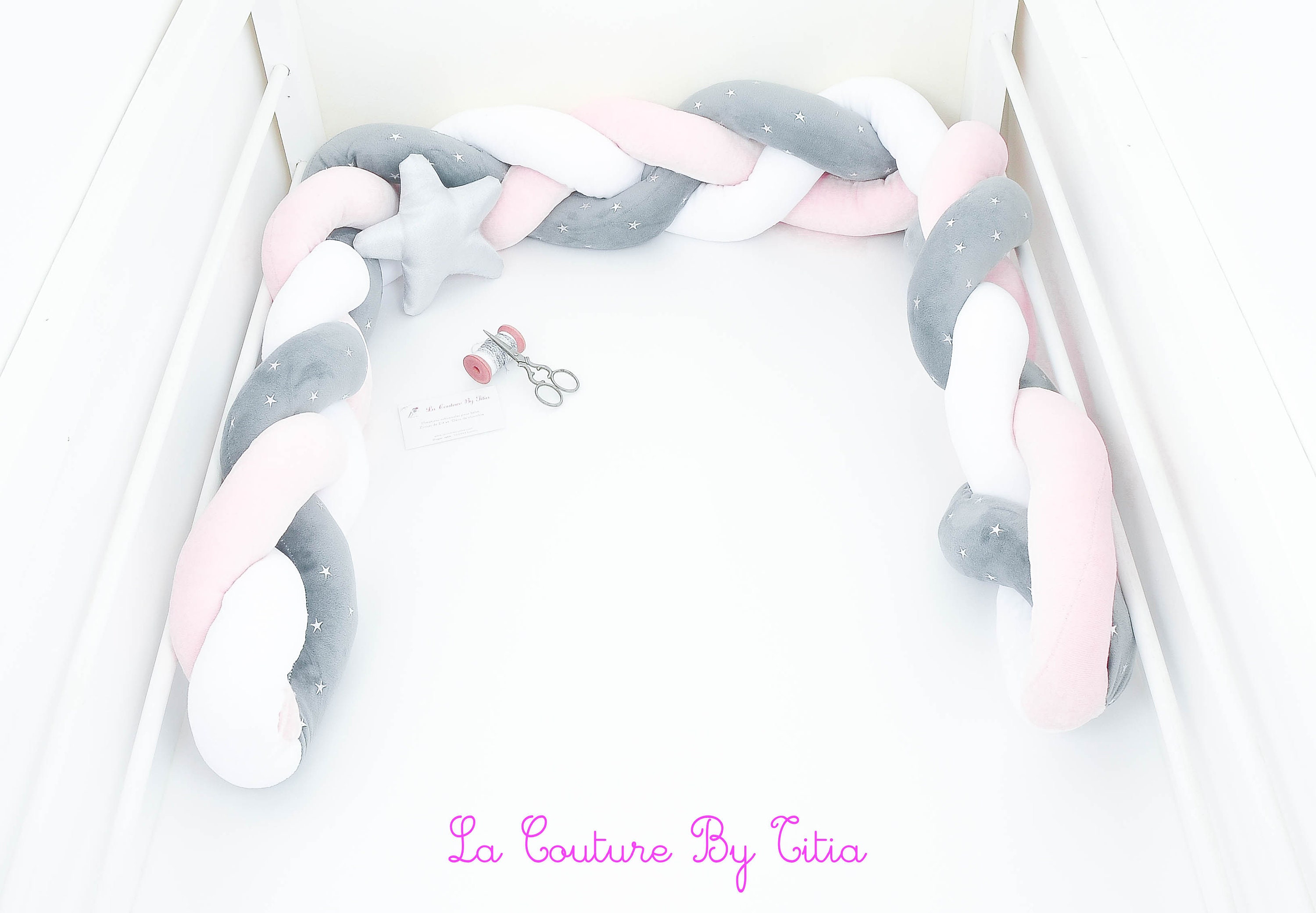 Tour de Lit Tressé, Pare Chocs Bébé Rose Pâle, Gris Étoiles Argent et Blanc @lacouturebytitia