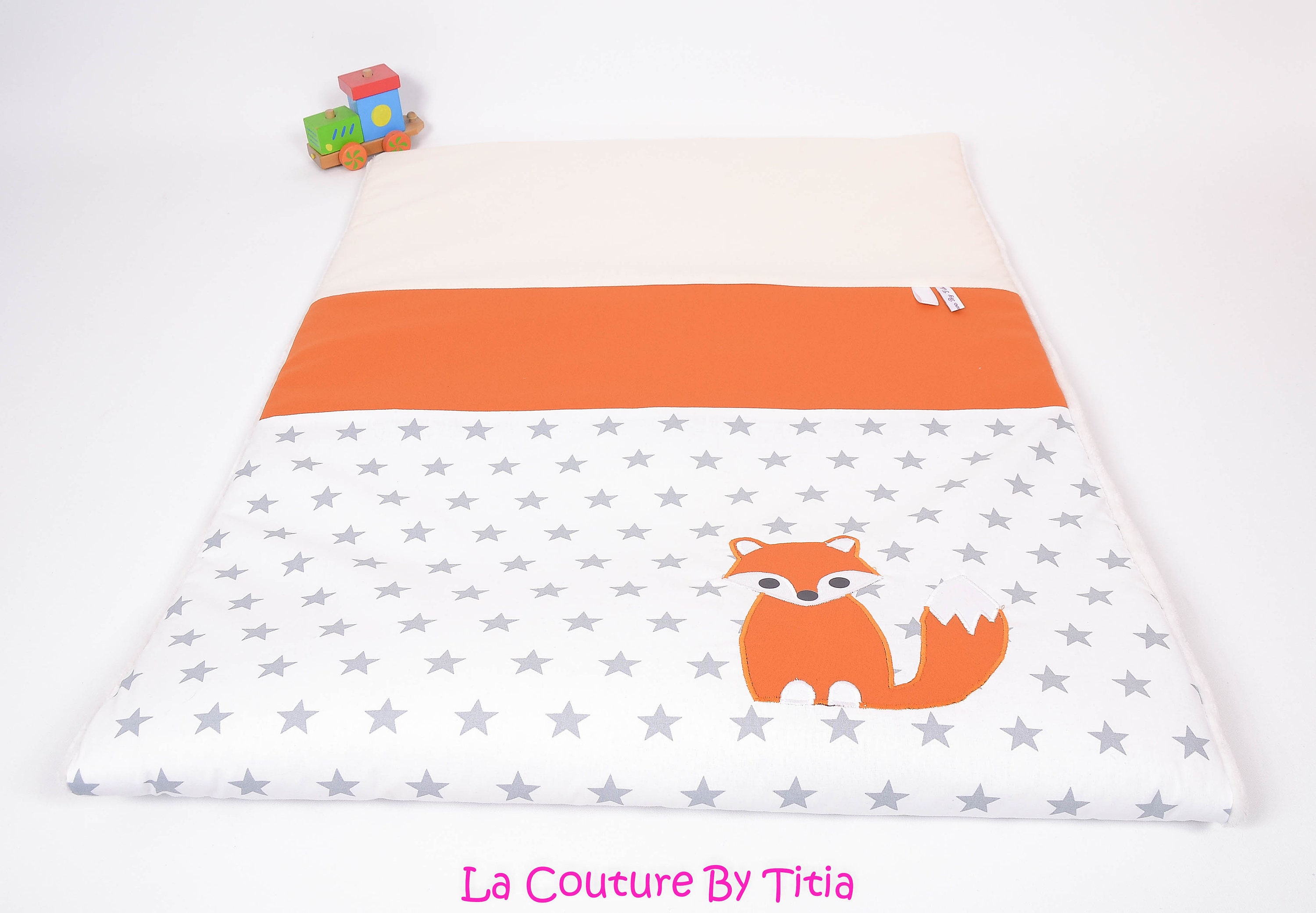 Couverture Plaid Bébé Personnalisable Fait Main Blanc Étoiles Gris et Renard Orange @lacouturebytiti