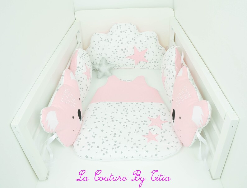 Tour de Lit nuage coussins koala rose et blanc étoiles gris - Créatrice ETSY : LaCoutureByTitia