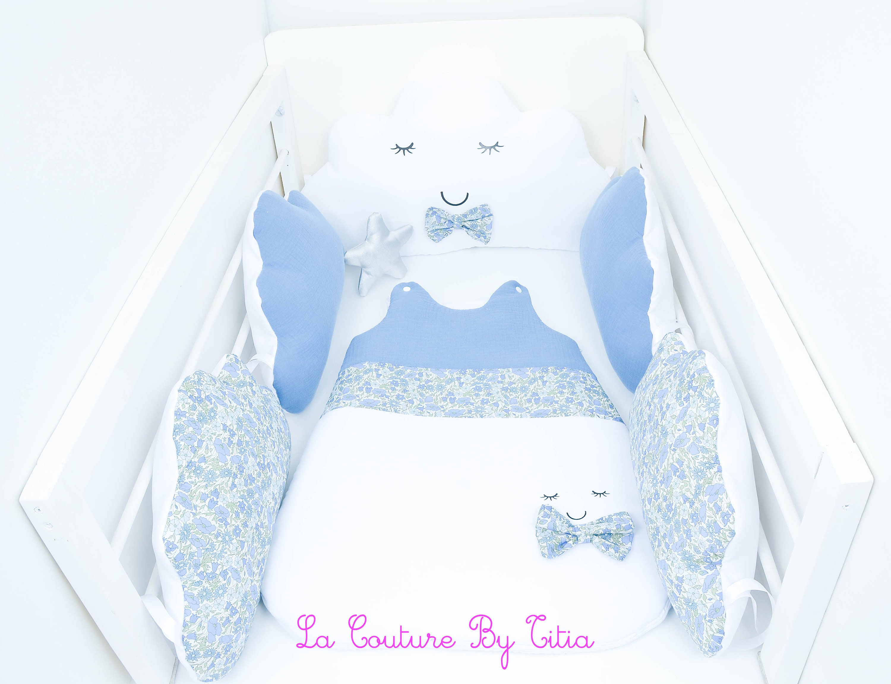 Tour de Lit Nuage Coussins Fait Main Blanc, Double Gaze Bleu, Noeud Papillon et Liberty Poppy Blue @
