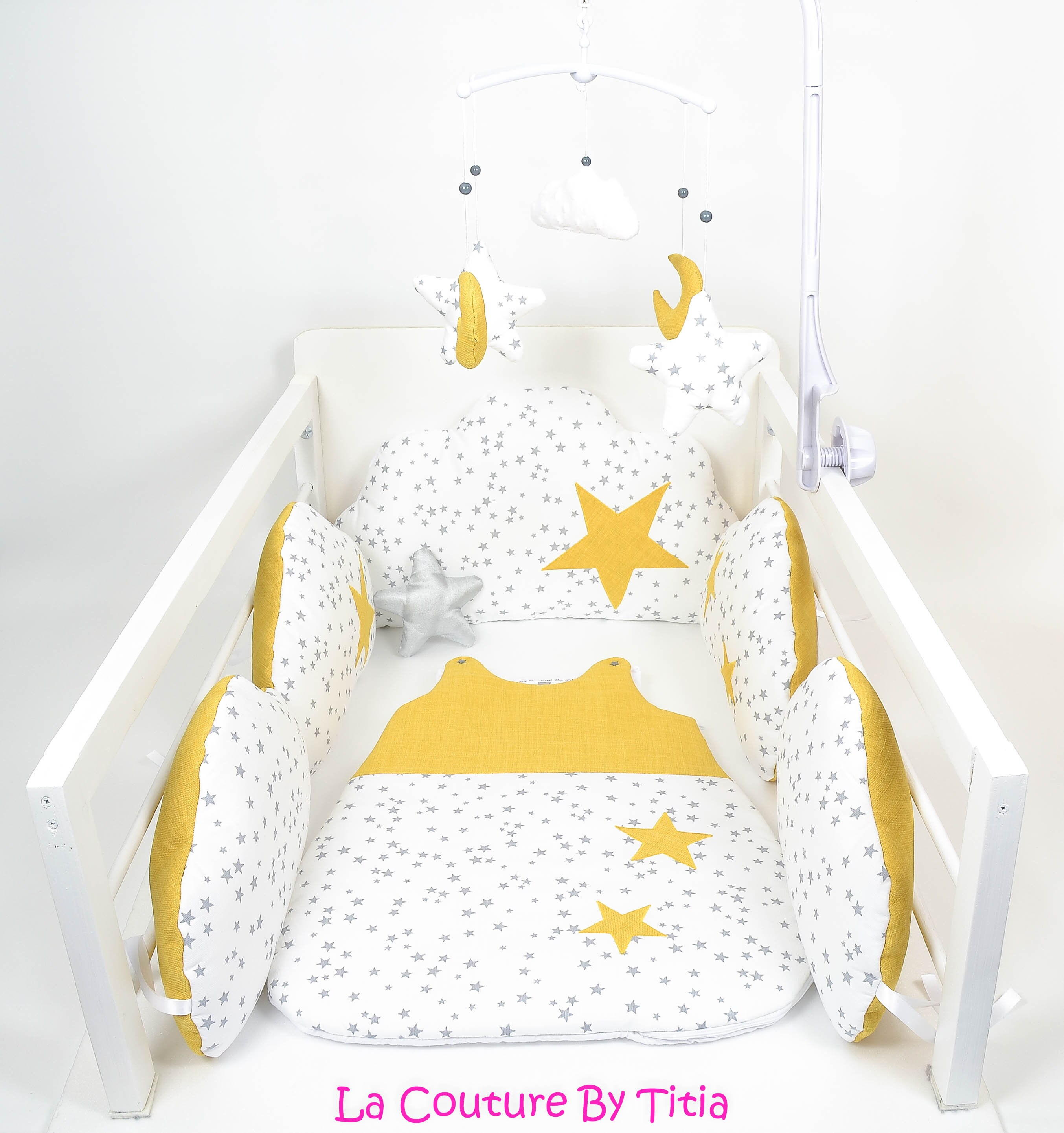 Tour de Lit Nuage Coussins Fait Main Pluie d'étoiles Gris, Blanc et Étoiles Moutarde @lacouturebytit