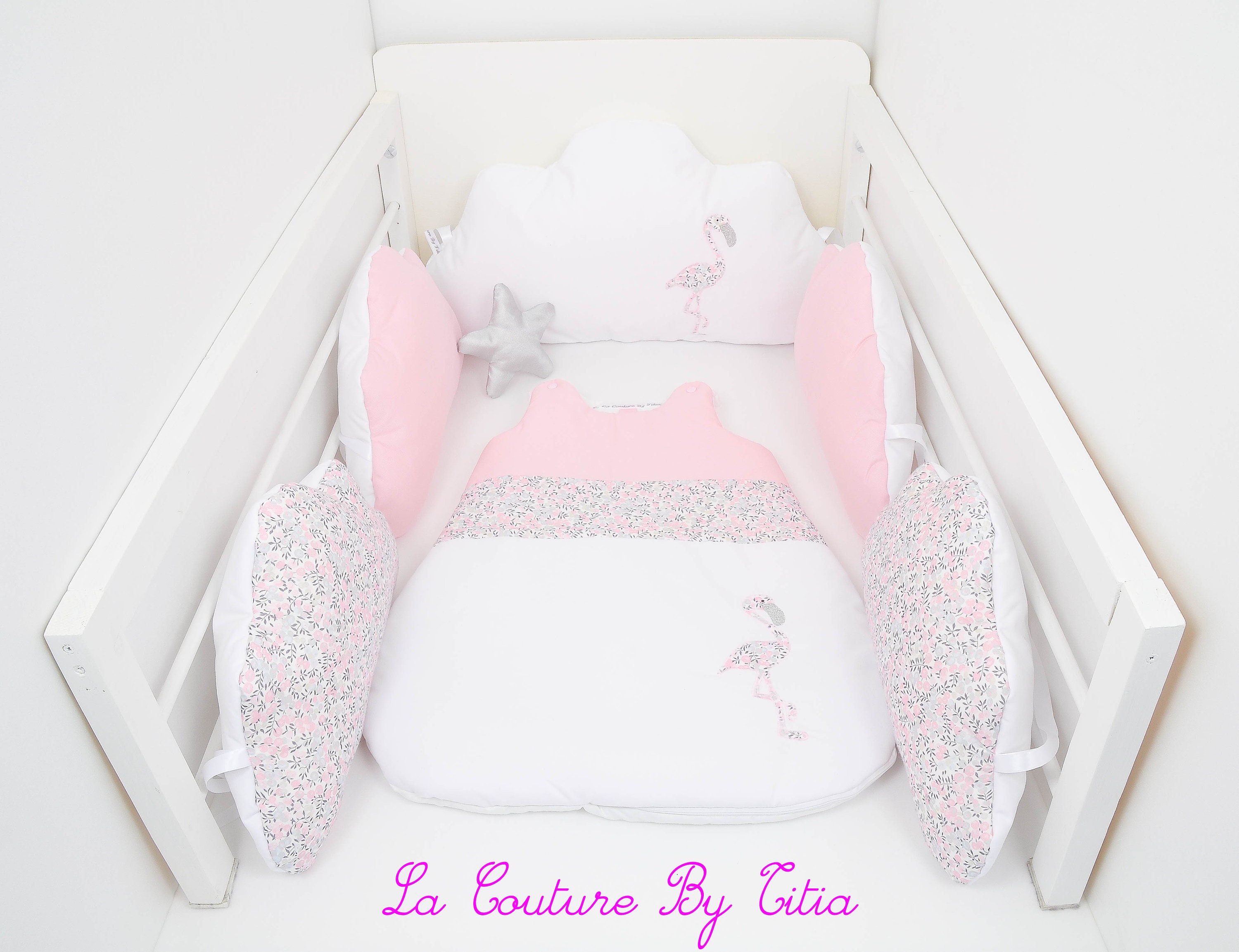 Tour de Lit Nuage Coussins Fait Main Blanc, Rose et Flamant Liberty Wiltshire Jacynthe @lacouturebyt