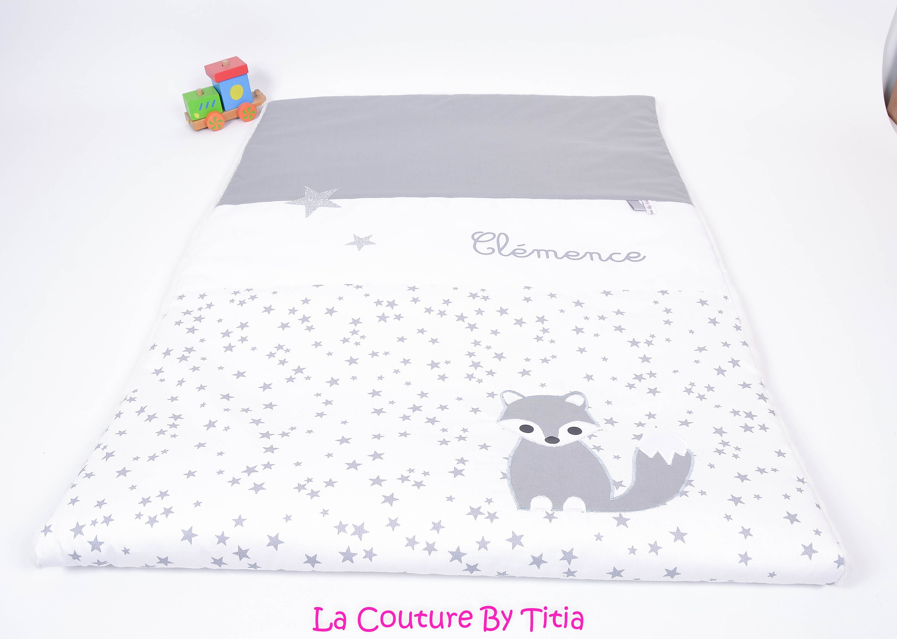 Couverture Plaid Bébé avec Prénom Fait Main Blanc Étoiles Gris et Renard @lacouturebytitia