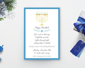 Könnte beinhalten: Eine blaue und weiße Einladungskarte mit einer goldenen Menora-Illustration. Der Text lautet "Happy Hanukkah", "Let's count our blessings & light the menorah", "Lights shining bright. making latkes & challah", "Carolyn's House | 345 Holiday Boulevard", "Monday, December 19th", "6 o'clock in the evening", "RSVP to Carolyn at 555-123-4567".