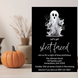 Może przedstawiać: Czarno-białe zaproszenie na imprezę Halloweenową z ilustracją ducha i tekstem "Let's get sheet faced". Zaproszenie zawiera datę, godzinę, miejsce i dane kontaktowe.