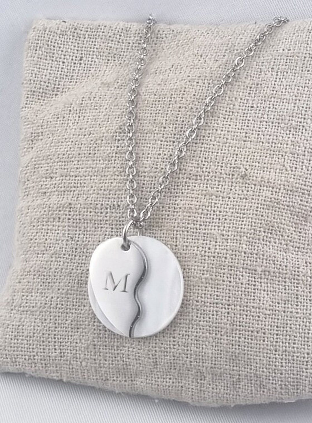 Colgante Medio Corazón Grabado Inicial y Nácar Blanco San