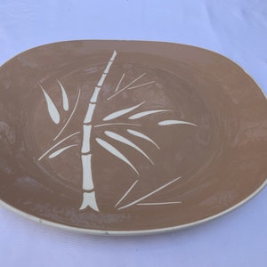 Harkerware Blush Taupe Plaque de service ovale avec bamboo design, vintage, MCM, Mid Century Modern