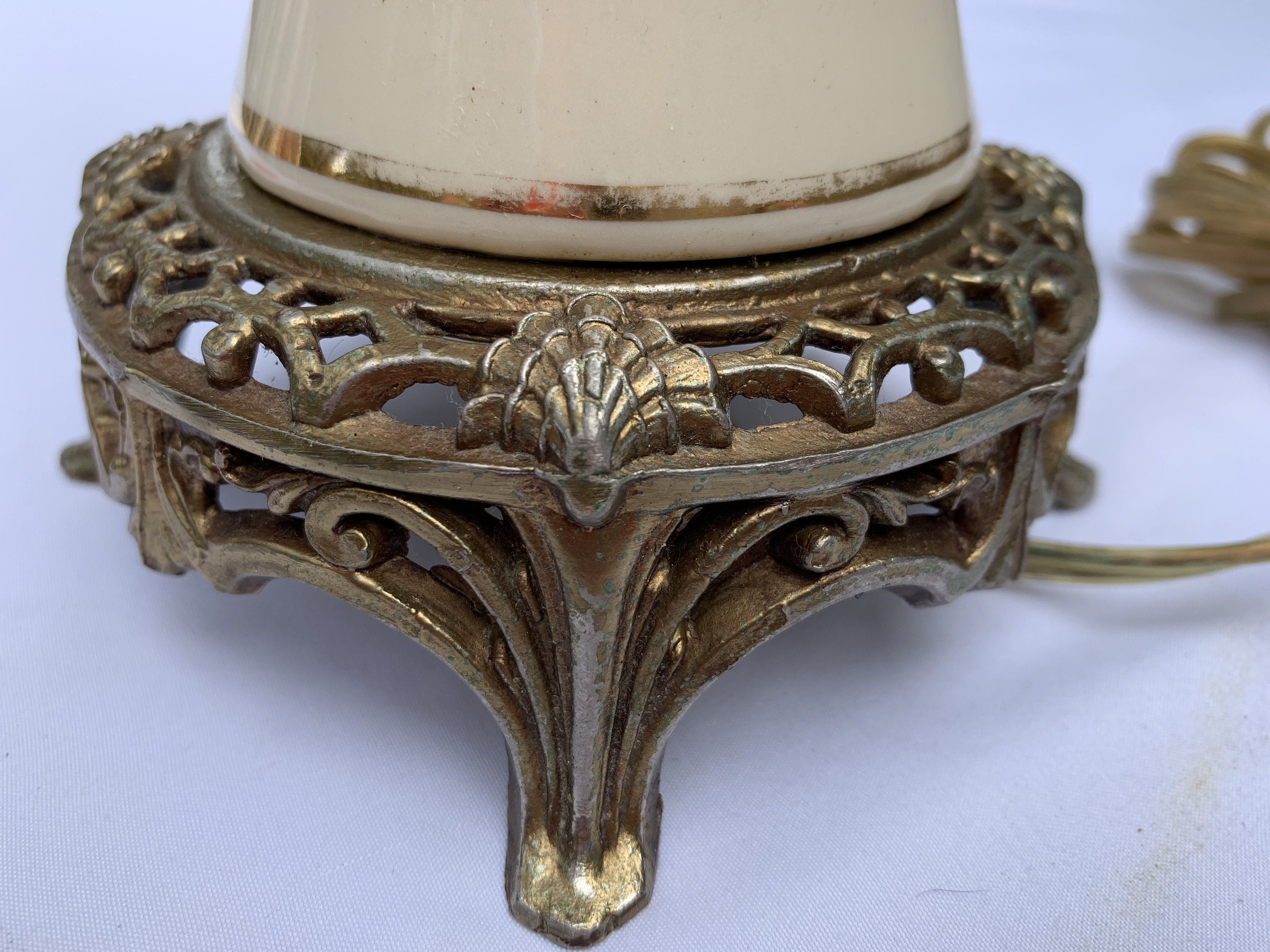 Vintage Lamp - Rose Design on Ceramic Base With Metal Vintage Lamp - Rose Design on Ceramic Base With Metal