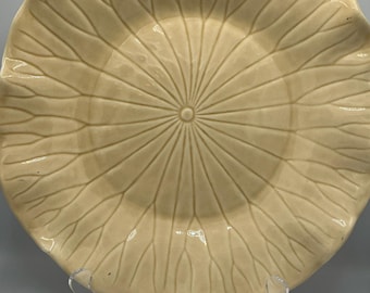 Plato vintage Metlox Lotus: cerámica californiana, decoración color arena y marfil