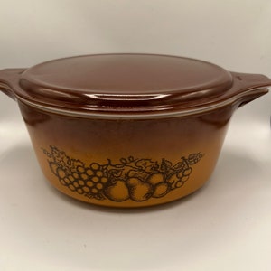 Vintage Pyrex Old Orchard Casserole Dish with Lid (2.5QT)
