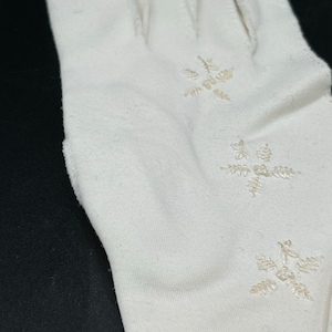 Vintage White Cotton Gloves with Beaded Flower Applique Detail - Vintage 60&#39;s - Great Condition!!