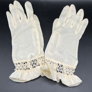 Vintage Off White Ruffled Hem Gloves - Nylon - Size 6 - Vintage 70&#39;s!!