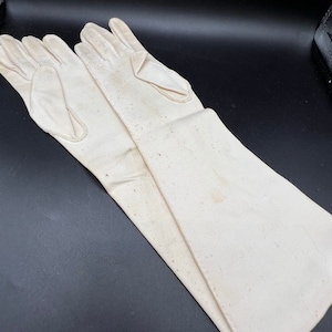 Vintage 60&#39;s Ladies Cotton Hand Stitched Long White Gloves - Small - Fantastic Details!