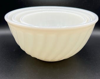 Juego de cuencos mezcladores de vidrio con leche Fire King de la década de 1940 - Patrón de remolino