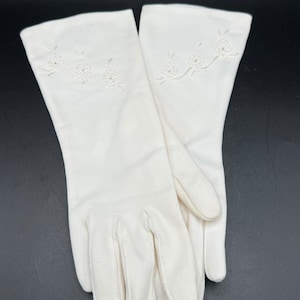 Vintage White Nylon Gloves with Flower Applique Detail - Vintage 60&#39;s - Great Condition!!