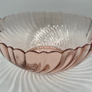 Beautiful Vintage ARCOROC France Pink Swirl Glass Serving Bowl / Glass Bowl / Fruit Bowl - So Beautiful!