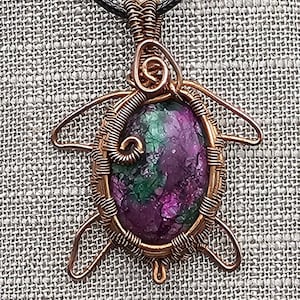 Handgemaakte, met koperdraad gewikkelde schildpadhanger: robijn-fuchsietkleurige dierentotem