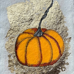 Peut inclure: Illustration dessinée à la main d'une citrouille orange avec une tige sombre et torsadée. La citrouille est placée sur un fond de feuilles d'or sur du papier texturé blanc cassé. L'œuvre est signée en bas à droite.