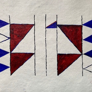 Puede incluir: Obra de arte abstracta geométrica con un diseño simétrico. La obra utiliza una paleta de rojo, azul y negro sobre un fondo blanco. El diseño incluye triángulos y líneas verticales.