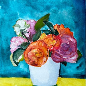 Puede incluir: Una pintura de acuarela de un ramo de flores rosas, naranjas y moradas en un jarrón blanco. Las flores están dispuestas en un estilo suelto e informal, y el jarrón está sentado sobre una superficie amarilla. El fondo es azul brillante.