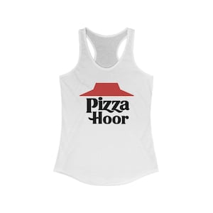 Puede incluir: Camiseta blanca de tirantes con un logotipo rojo y negro que dice "pizza hoor" en una fuente retro.