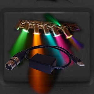 以下が含まれることがあります： 黒いUSB DMXコントローラーと5ピンXLRコネクター、黒いケーブル。コントローラーは、5つのLEDライトが異なる色の光を放つ回路基板に接続されています。