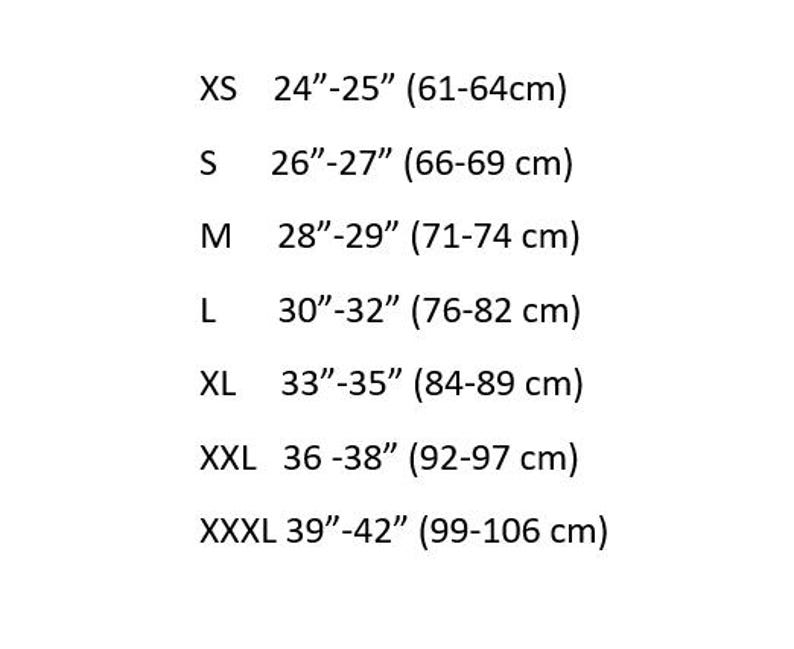 Puede incluir: Una tabla de tallas que enumera desde la XS hasta la XXXL con medidas en pulgadas y cent&iacute;metros. El texto dice: XS 24"-25" (61-64cm), S 26"-27" (66-69 cm), M 28"-29" (71-74 cm), L 30"-32" (76-82 cm), XL 33"-35" (84-89 cm), XXL 36"-38" (92-97 cm), XXXL 39"-42" (99-106 cm).