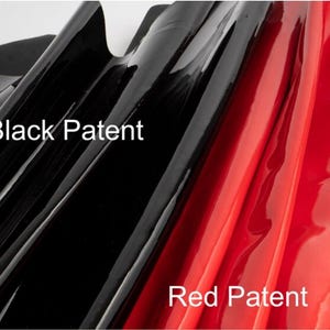 Puede incluir: Una vista de cerca de dos materiales distintos con un acabado de alto brillo y reflectante. A la izquierda, un material negro profundo est&aacute; etiquetado como Black Patent. A la derecha, un material rojo vibrante est&aacute; etiquetado como Red Patent.