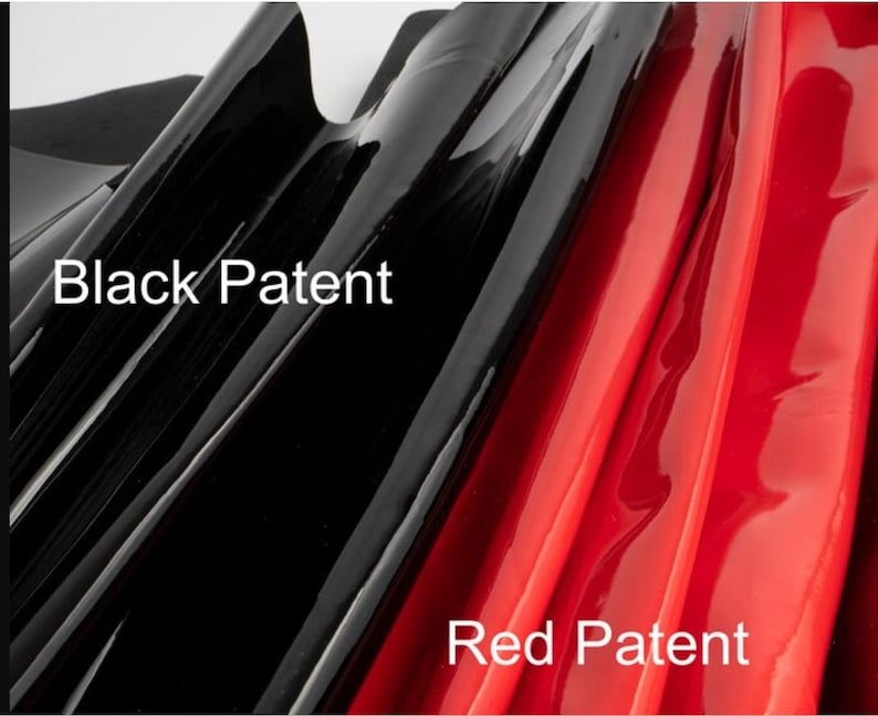 Puede incluir: Una vista de cerca de dos materiales distintos con un acabado de alto brillo y reflectante. A la izquierda, un material negro profundo est&aacute; etiquetado como Black Patent. A la derecha, un material rojo vibrante est&aacute; etiquetado como Red Patent.