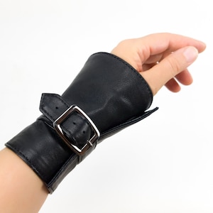 Brett läderarmband: Tillbehör med justerbart spänne