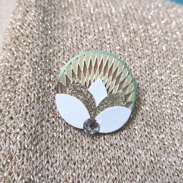 Broche lotus en cuir végétal , cristal et métal doré - plusieurs coloris disponibles | broche cuir vegan | cadeau femme | broche vintage