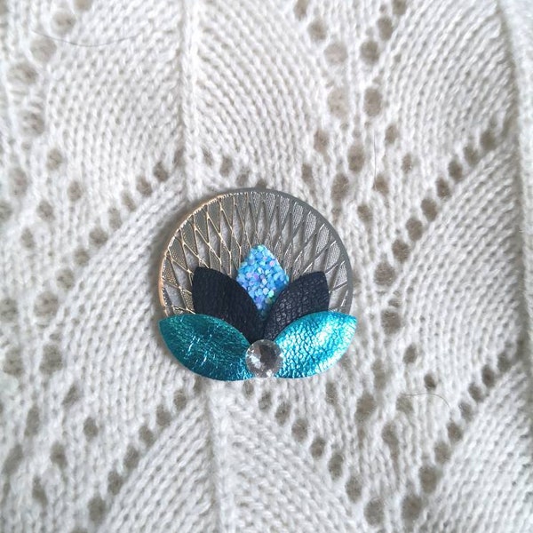 Broche lotus en cuir, cristal et métal -7 coloris disponibles | broche poétique | bijou en cuir d'agneau | broche pétales de fleur