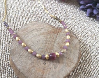 Collier doré en pierres fines et cristal , collier rhodonite, collier mauve