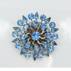 Starburst Cluster Brooch With Dazzling Sky Blue Rhinestones on Silver Tone Metal Vintage Mid Century Prong Set Sunburst Pin Brooch
