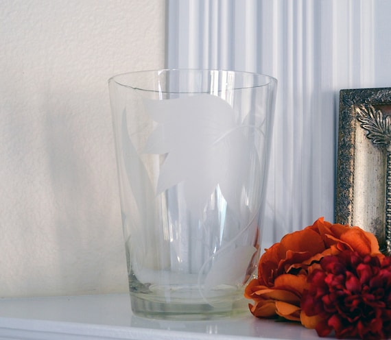 1930er Jahre Geätzte Milchglas Vase, Blumen und Blätter Design