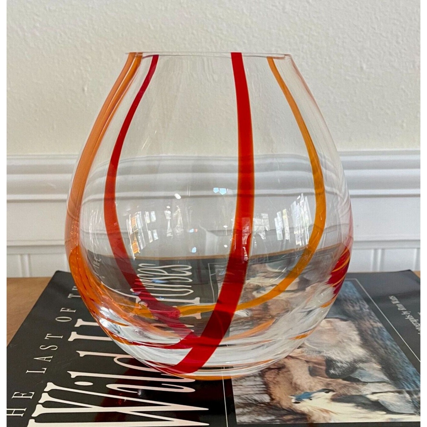 LSAインターナショナル アートガラス花瓶、オレンジレッド渦巻き